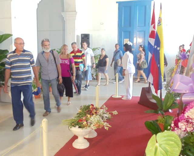 Tributo del pueblo holguinero a Hugo Chávez. FOTO: Luis Ernesto Ruiz Martínez/Visión desde Cuba
