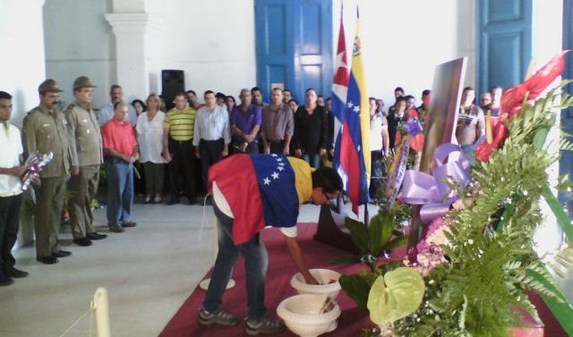 Tributo del pueblo holguinero a Hugo Chávez. FOTO: Luis Ernesto Ruiz Martínez/Visión desde Cuba