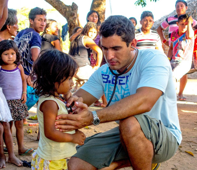 Víctor Manuel Velázquez atiende niña de aldea remota