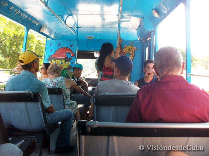 Así luce este ómnibus con decoración dirigida a los niños y que recorre las calles de Holguín. Foto: Luis Ernesto/Visión desde Cuba.