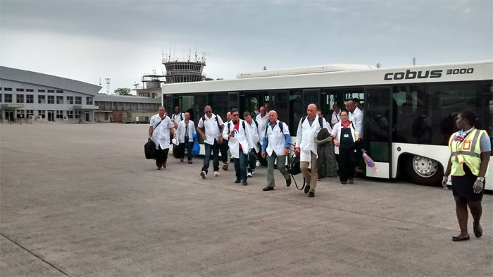 Regresan médicos cubanos tras combatir el ébola