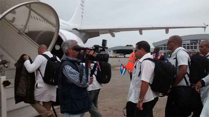 Regresan médicos cubanos tras combatir el ébola