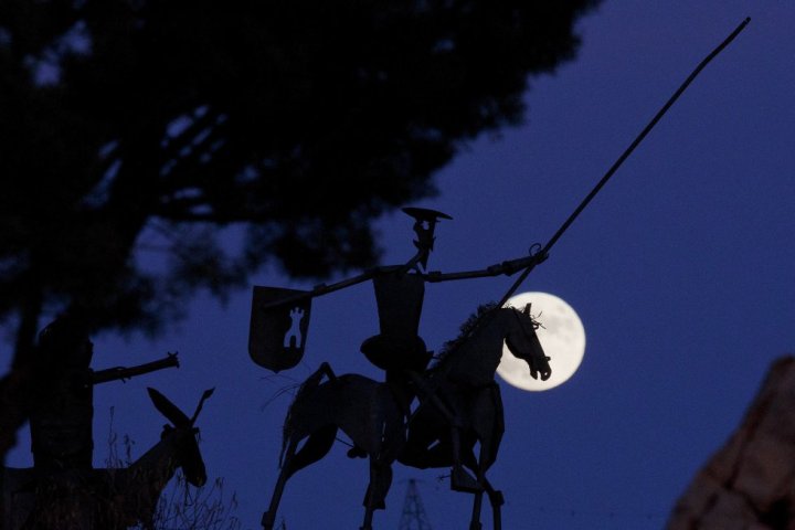 La escultura de Don Quijote De La Mancha en Munera, cerca de Albacete, a trasluz de la luna. Pablo Blazquez Dominguez (Getty Images)