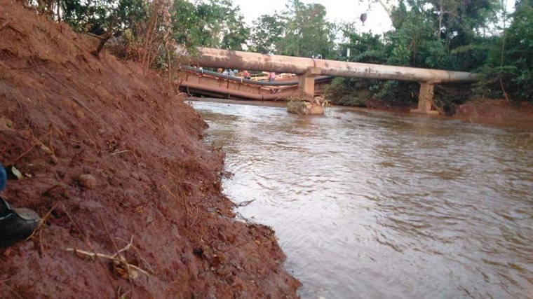 Puente colapsado en Moa. Foto tomada de Facebook.