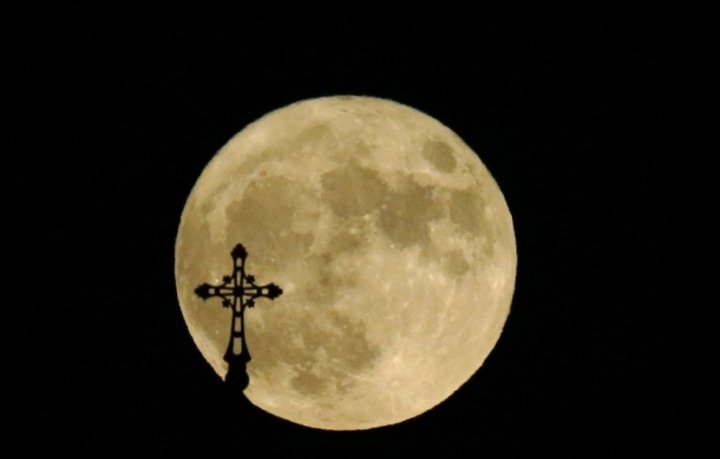 La cruz de una iglesia sobre la superluna en Tbilisi (Georgia). DAVID MDZINARISHVILI (REUTERS)