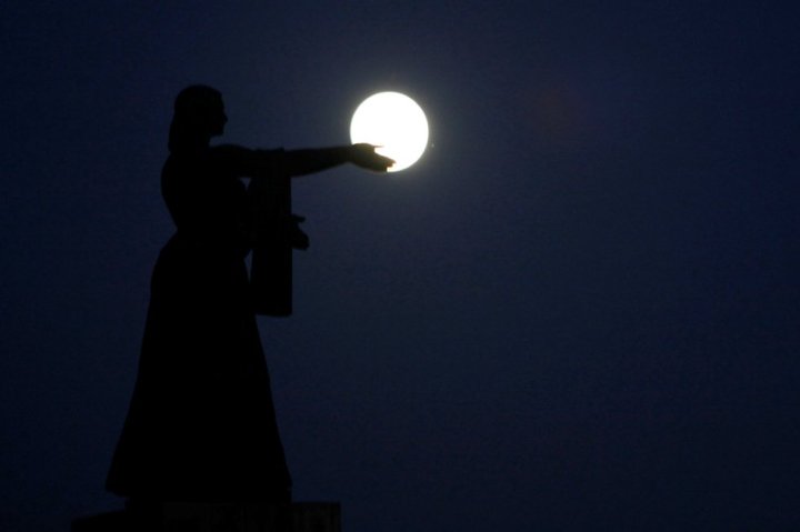 El monumento de La Raza 'sostiene' la superluna en Ciudad Juarez, México. JOSE LUIS GONZALEZ (REUTERS)