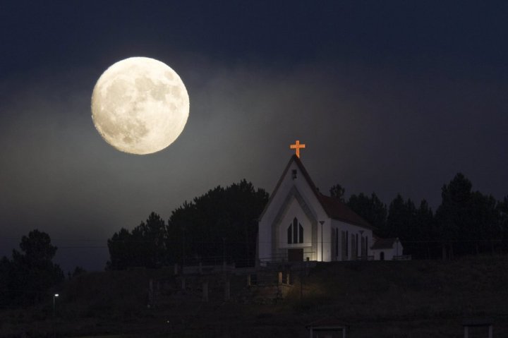 La superluna junto a la iglesia de Nuestra Señora de la Concepción en Vila Pouca de Aguiar, al norte de Portugal. PEDRO SARMENTO COSTA (EFE)