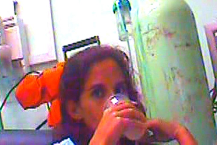 Adairis Miranda mientras bebe.